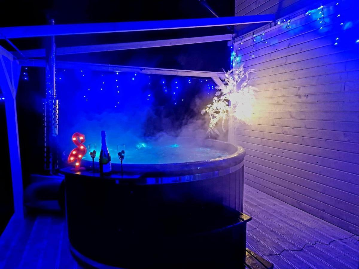 Diamenty Baltyku Domki Wakacyjne Balia Z Jacuzzi Mielenko Eksteriør bilde